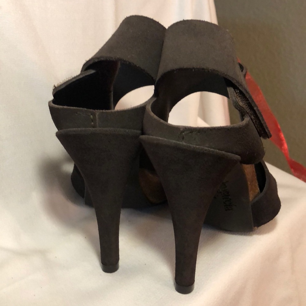 Shoes - Picture 3 of 8